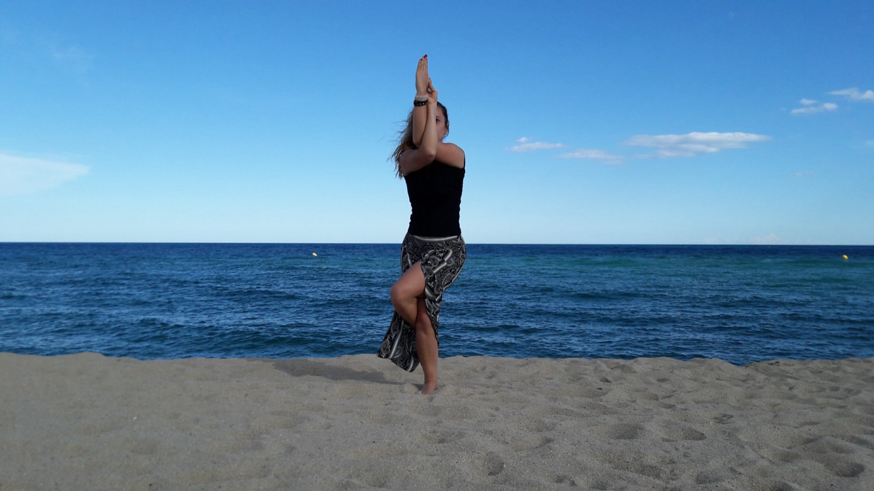 Yoga sulla spiaggia, posizione dell'albero